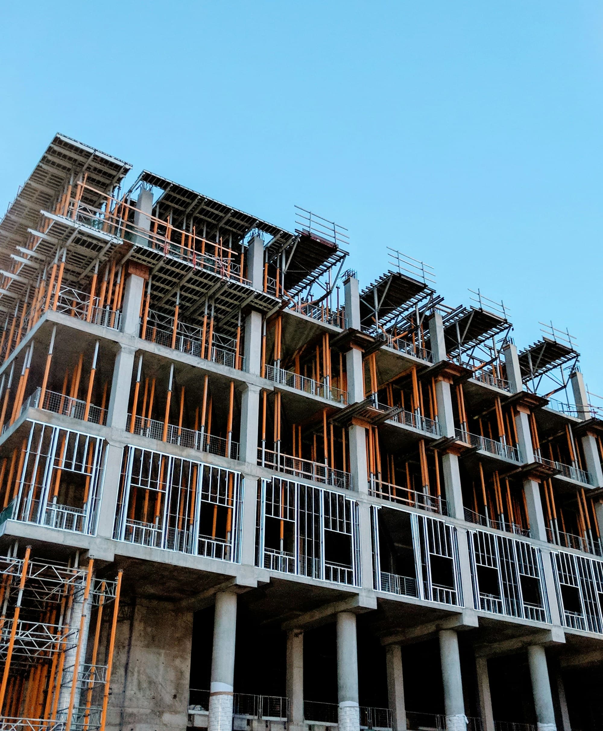 Prédio em construção com estrutura de concreto armado e escoramento